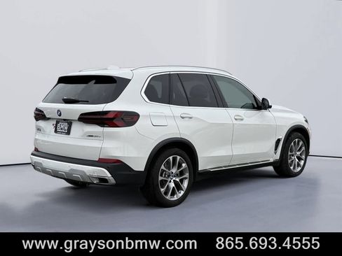 Used 2025 BMW X5 xDrive50e image 3