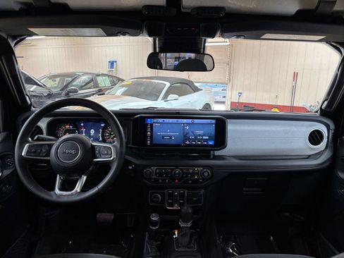 Used 2025 Jeep Wrangler Unlimited Sahara AWD/4WD image 33