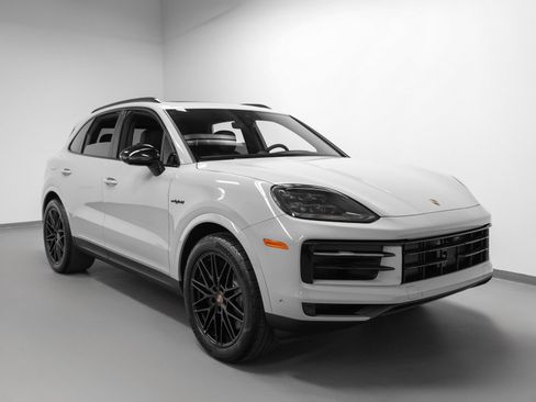 Certified 2026 Porsche Cayenne E-Hybrid AWD/4WD image 10
