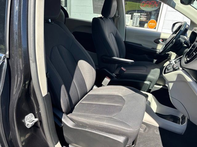 Used 2019 Chrysler Pacifica Touring FWD image 11