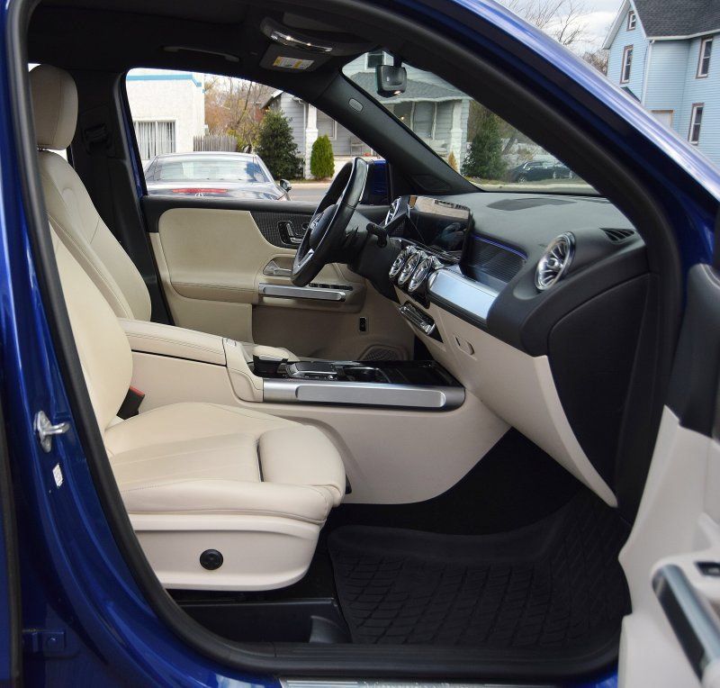 Used 2021 Mercedes-Benz GLB 250 4MATIC w/ Premium Package image 17