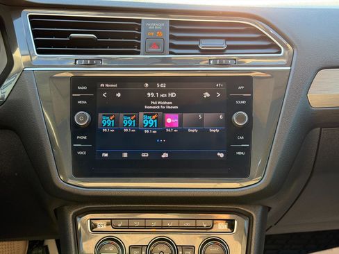 Used 2020 Volkswagen Tiguan SE w/ Panoramic Sunroof Package image 21