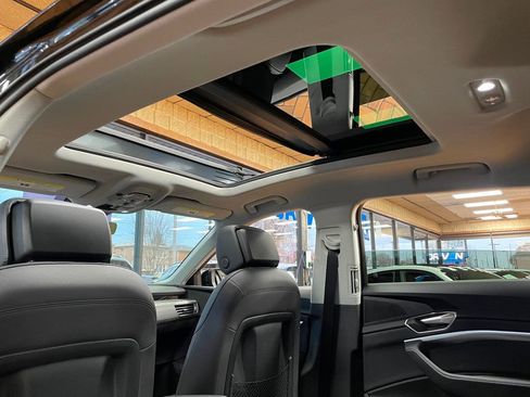 Used 2021 Audi e-tron Premium w/ Convenience Plus Package image 22