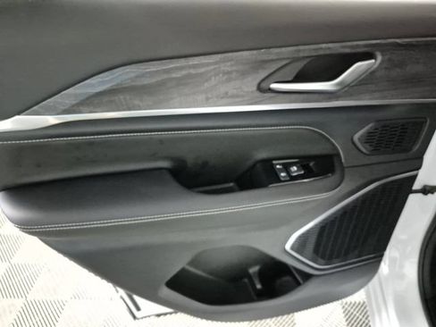 Used 2023 Jeep Grand Cherokee Overland AWD/4WD image 27