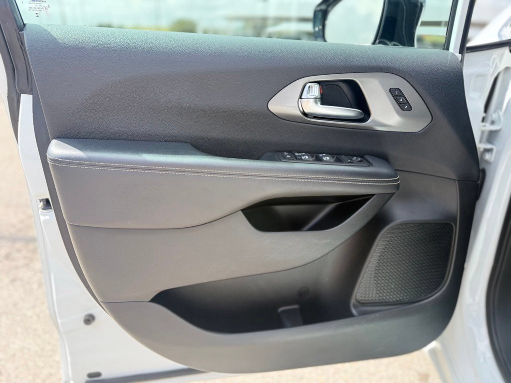 Used 2025 Chrysler Pacifica Select FWD image 7