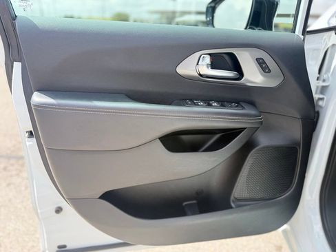 Used 2025 Chrysler Pacifica Select FWD image 7