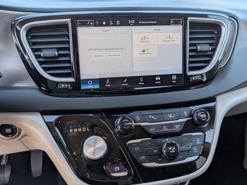 Used 2023 Chrysler Pacifica Touring-L image 18