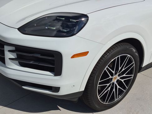 Certified 2025 Porsche Cayenne AWD/4WD image 12