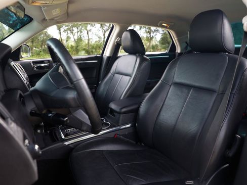 Used 2010 Chrysler 300 Touring RWD image 6