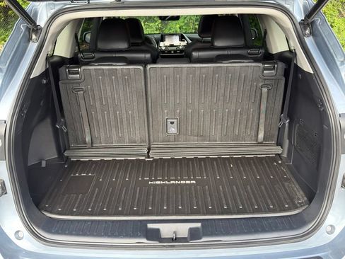 Used 2022 Toyota Highlander XLE AWD/4WD image 34