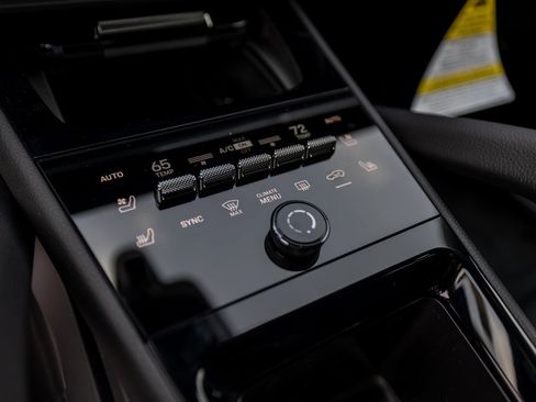 Certified 2025 Porsche Cayenne Coupe image 19