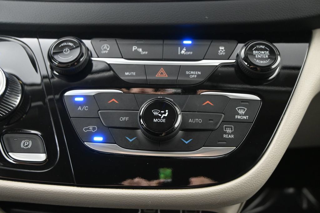 Used 2023 Chrysler Pacifica Touring-L FWD image 27