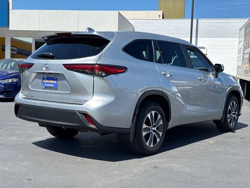 Used 2023 Toyota Highlander XLE AWD/4WD image 13