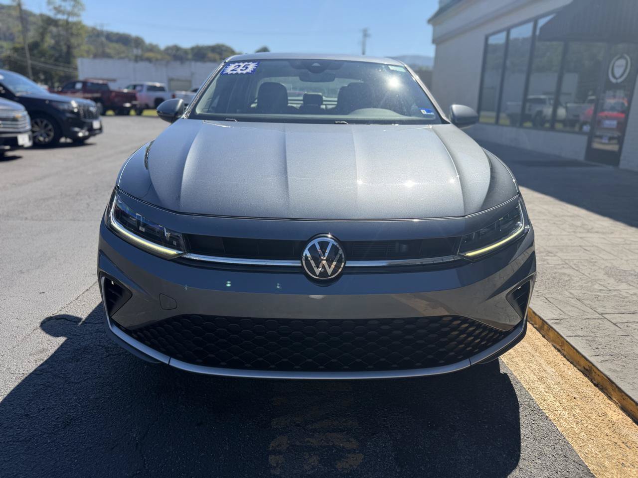 Used 2025 Volkswagen Jetta SE FWD image 7