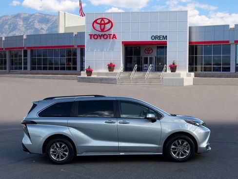 Used 2025 Toyota Sienna XLE FWD image 3