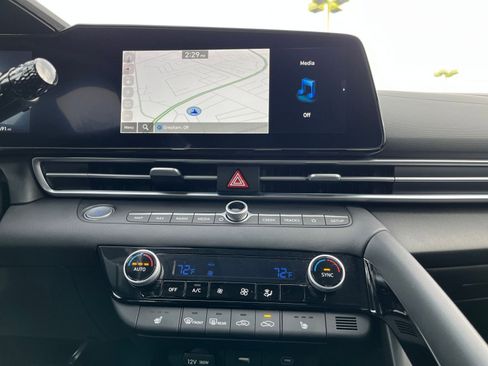 Used 2025 Hyundai Elantra SEL image 21