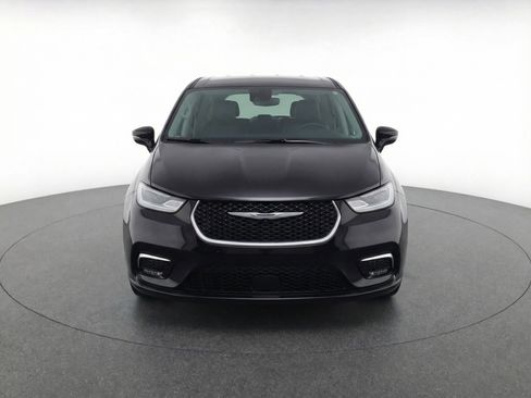 Used 2024 Chrysler Pacifica Touring-L image 2