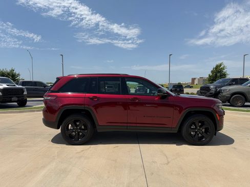 Used 2025 Jeep Grand Cherokee Limited w/ Luxury Tech Group II AWD/4WD image 3