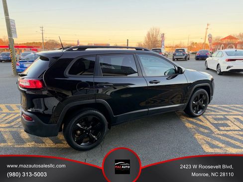 Used 2017 Jeep Cherokee Sport image 4