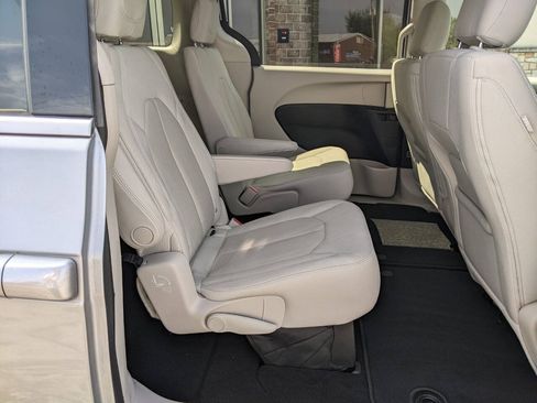 Used 2017 Chrysler Pacifica Touring FWD image 15