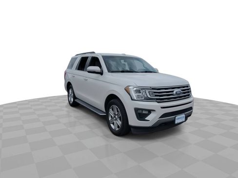 Used 2018 Ford Expedition XLT w/ Equipment Group 202A AWD/4WD image 2