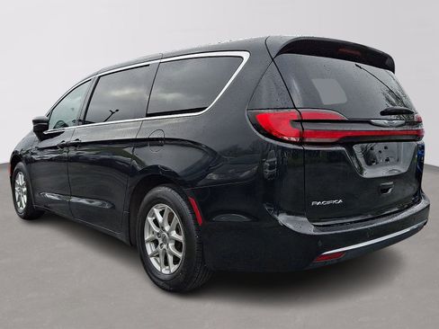Used 2023 Chrysler Pacifica Touring-L FWD image 4