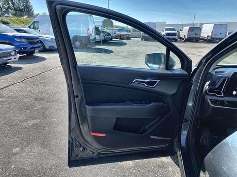 Used 2023 Kia Sportage LX image 11