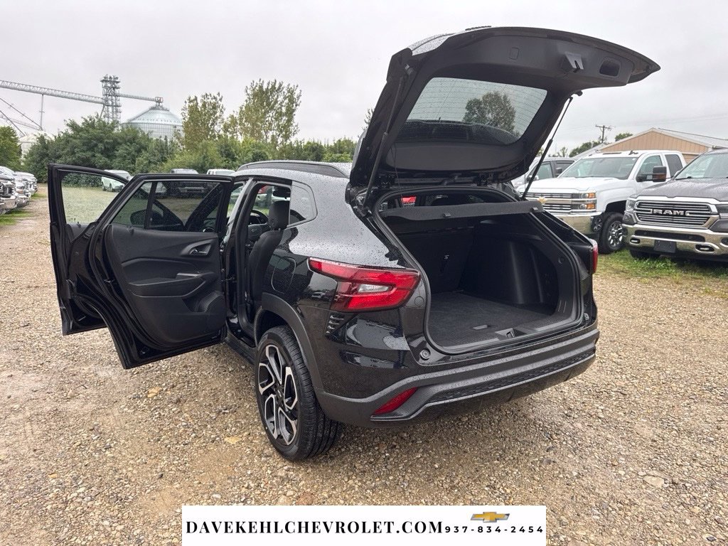 Used 2024 Chevrolet Trax RS w/ Sunroof Package FWD image 29