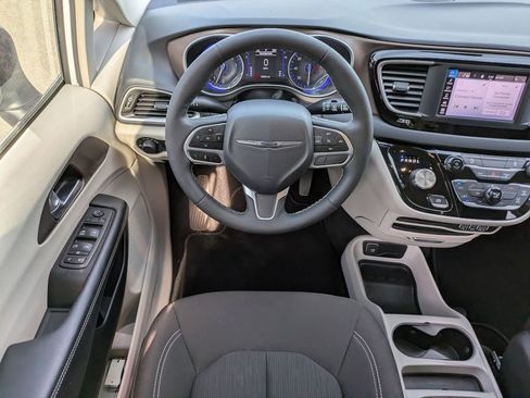 Used 2023 Chrysler Voyager LX image 17