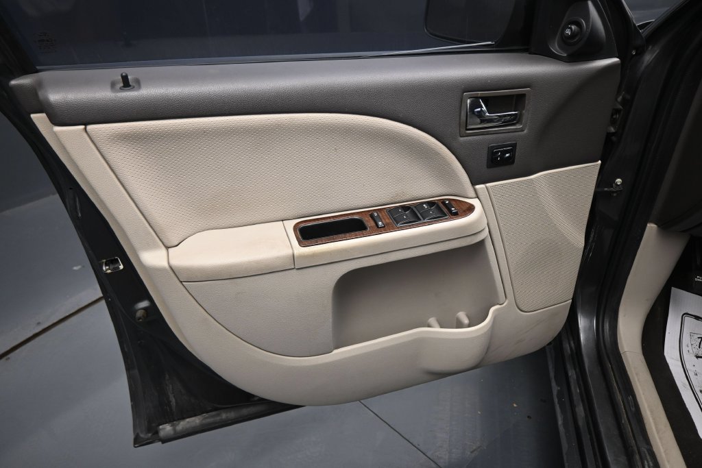 Used 2008 Ford Taurus Limited FWD image 11