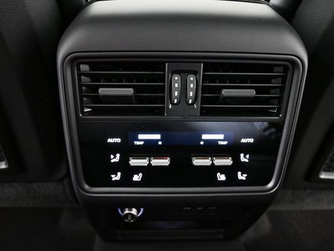 Used 2025 Porsche Cayenne Coupe image 22