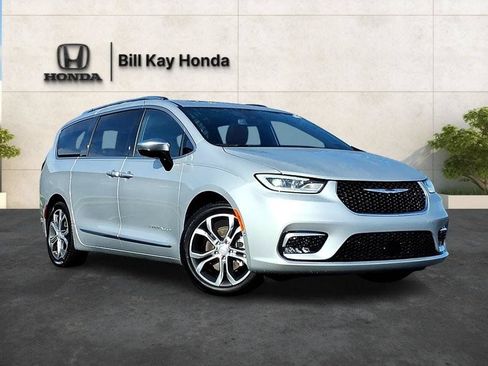 Used 2026 Chrysler Pacifica Pinnacle FWD image 1