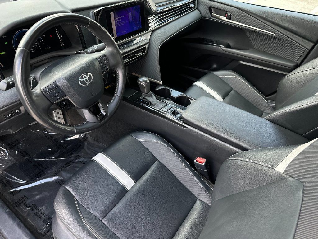 Used 2025 Toyota Camry SE FWD image 9