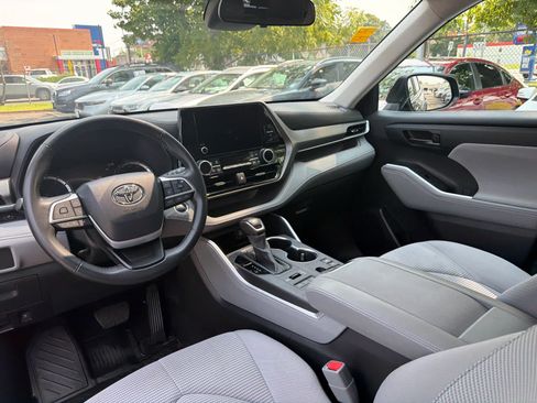 Used 2024 Toyota Highlander LE AWD/4WD image 21
