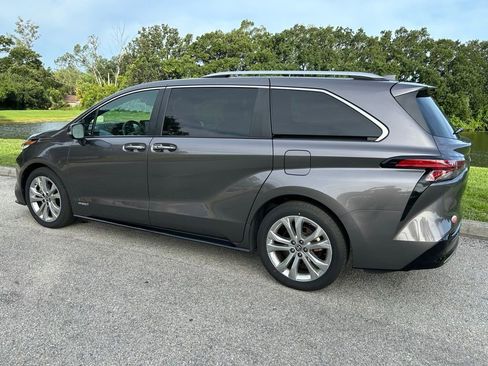 Used 2021 Toyota Sienna Platinum FWD image 5