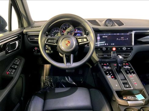 Certified 2025 Porsche Macan image 13