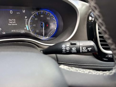 Used 2022 Chrysler Pacifica Touring-L w/ Uconnect Theater Family Group AWD/4WD image 38