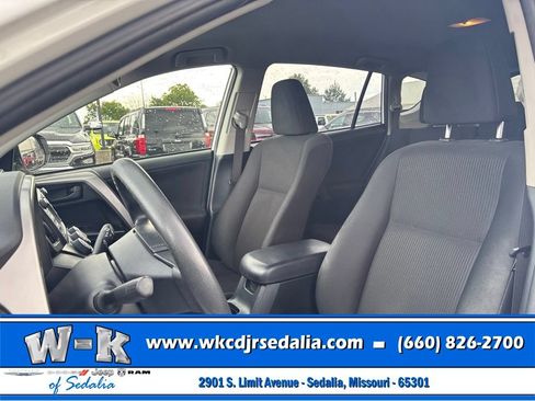 Used 2017 Toyota RAV4 LE AWD/4WD image 18