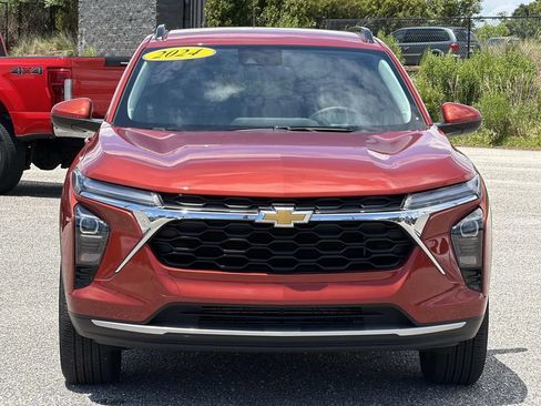 Used 2024 Chevrolet Trax LT w/ Driver Confidence Package FWD image 2