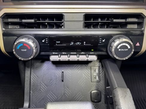 Used 2025 Toyota Tacoma SR5 AWD/4WD image 33