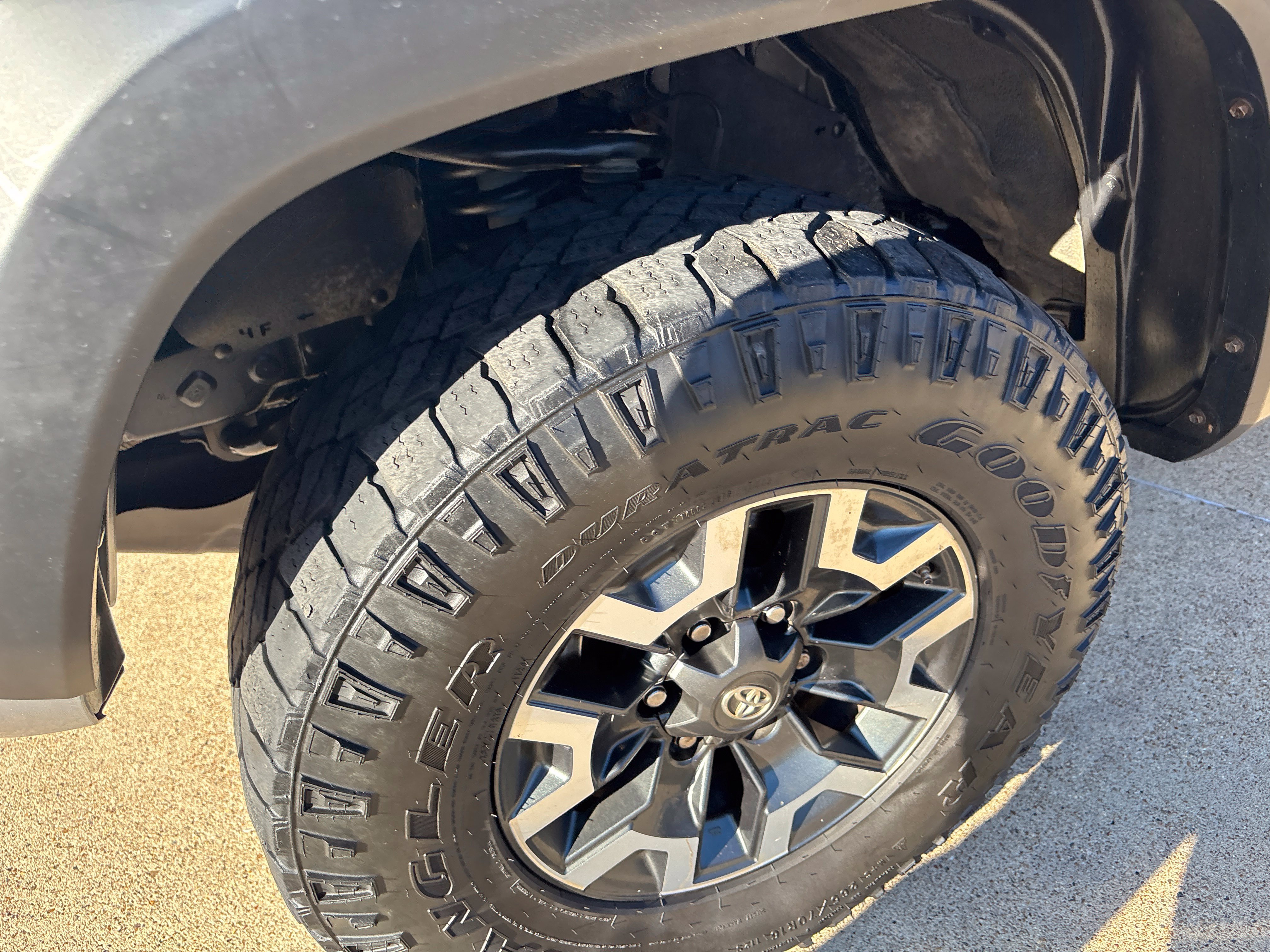 Used 2019 Toyota Tacoma TRD Off-Road w/ Technology Package AWD/4WD image 12