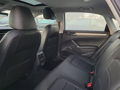 Used 2021 Volkswagen Passat 2.0T SE image 8