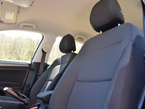 Used 2016 Volkswagen Golf S image 15