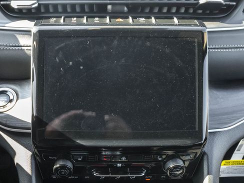 New 2025 Jeep Grand Cherokee Limited w/ Black Appearance Package image 17