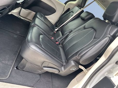 Used 2022 Chrysler Pacifica Touring-L w/ Uconnect Theater Family Group FWD image 22