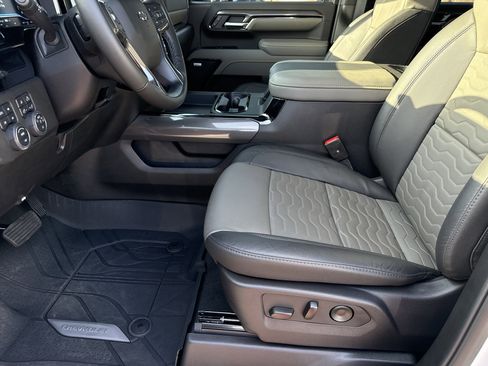 Used 2025 Chevrolet Silverado 2500 ZR2 w/ Technology Package image 18