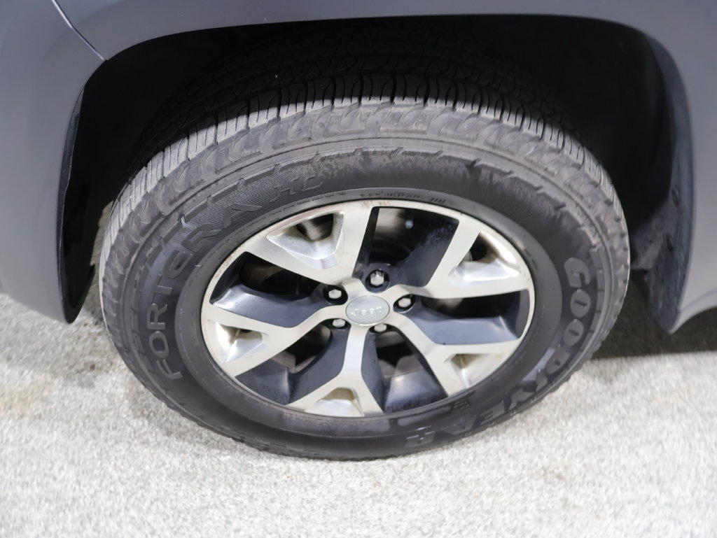 Used 2016 Jeep Cherokee Trailhawk w/ Cold Weather Group AWD/4WD image 10