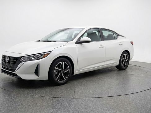 Used 2025 Nissan Sentra SV image 3