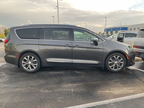 Used 2017 Chrysler Pacifica Limited w/ UConnect Theater Package FWD image 3