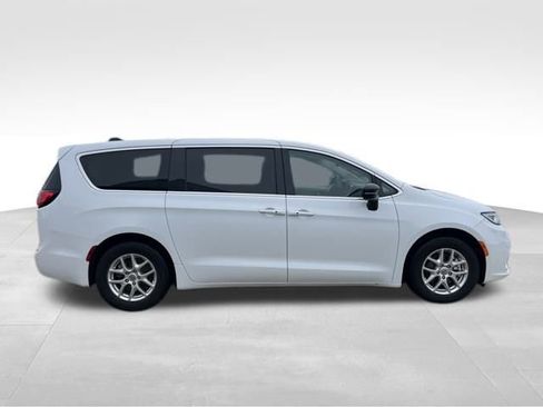 Used 2024 Chrysler Pacifica Touring-L image 10